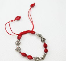 相思红豆寄南国 苗银手链与地摊精品店的创业新机遇